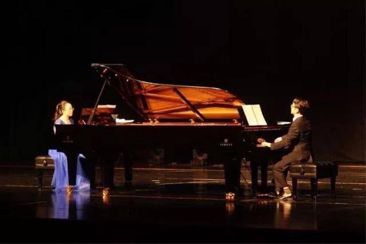 聆听双钢琴演奏的美妙乐章|优胜客艺术家周挺——钢琴大师班·音乐会于常州成功举办
