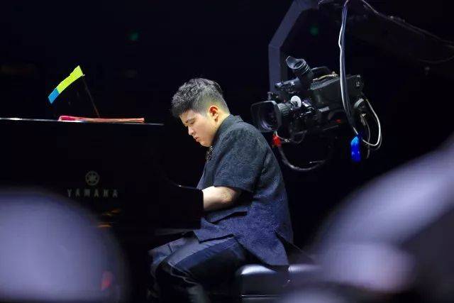 歌声悠扬，唱出时代记忆，琴声悦耳，奏响希望乐章 <br> 2018“我爱你中国?纪念改革开放40周年”经典歌曲上海演唱会圆满落幕