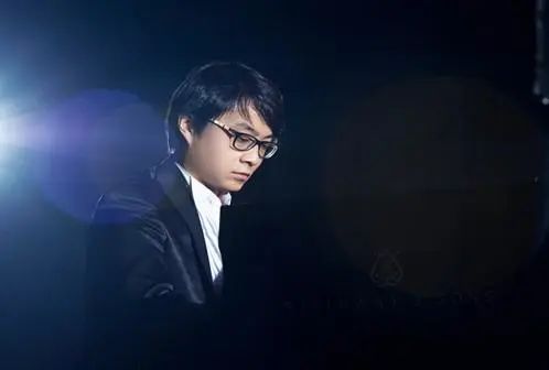 宋思衡的“宅抗疫” | 挑战主播、筹集口罩、闭关作曲，这位取消了20场演出的钢琴家原来这么忙！